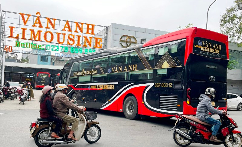 Nhà xe Vân Anh đã lập bến cóc đón trả khách trong phố cấm, khu vực trung tâm thành phố Thanh Hóa, hằng ngày có cả trăm lượt xe chạy theo tuyến cố định Thanh Hóa - Hà Nội. Nhà xe Vân Anh đã lập bến cóc đón trả khách trong phố cấm, khu vực trung tâm thành phố Thanh Hóa, hằng ngày có cả trăm lượt xe chạy theo tuyến cố định Thanh Hóa - Hà Nội.