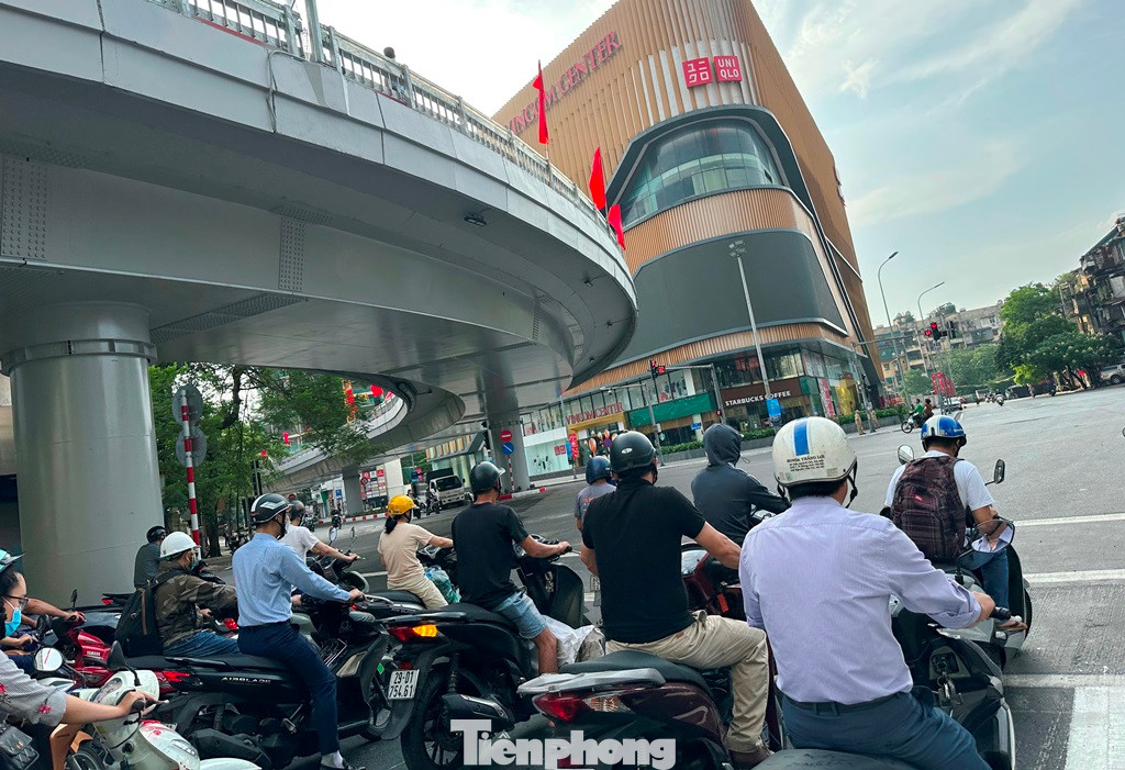 Sau khi thông xe cầu vượt thép tại nút giao Chùa Bộc - Phạm Ngọc Thạch có vai trò giảm ùn tắc. Ảnh: Trọng Đảng