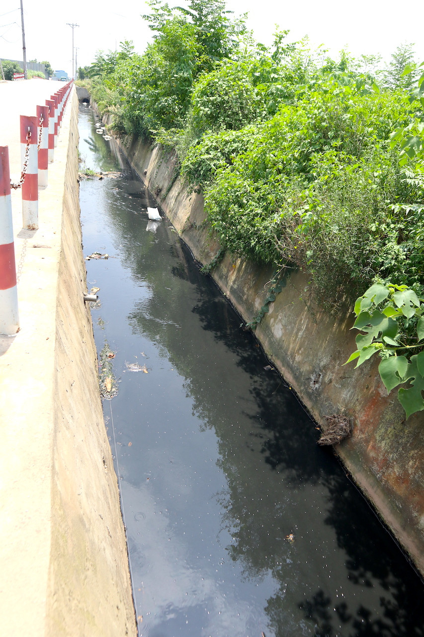 Sau thời gian dài ngâm ủ với nhiều công đoạn, nước được xả thẳng xuống kênh thoát nước. Là con kênh tập kết các nguồn nước thải từ làng chảy ra điểm cuối là thôn Cát Quế, nước thải từ làng chảy thẳng ra sông hồ nên gây ô nhiễm, mùi nồng nặc.