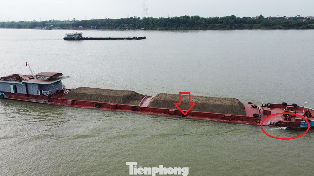 Sau chỉ đạo của lãnh đạo Phòng CSGT Hà Nội (11/5), nhưng sau thời gian này tàu chở cát cao có ngọn, sàn tàu ngập nước (mũi tên), chìm cả mớn nước (vòng tròn) - chở quá tải vẫn diễn ra trên sông Hồng. Ảnh: PV Sau chỉ đạo của lãnh đạo Phòng CSGT Hà Nội (11/5), nhưng sau thời gian này tàu chở cát cao có ngọn, sàn tàu ngập nước (mũi tên), chìm cả mớn nước (vòng tròn) - chở quá tải vẫn diễn ra trên sông Hồng. Ảnh: PV