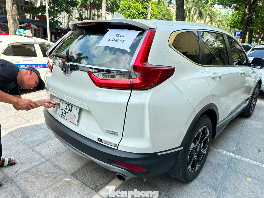 Trung tá Nguyễn Minh Thúy, tổ trưởng Cơ sở đăng ký xe số 3 - Nguyễn Khuyến cho biết, hiện mỗi ngày trung tâm tiếp nhận khoảng 70 hồ sơ đăng ký làm thủ tục bốc biển và chuyển quyền sử dụng, sang tên chính chủ.