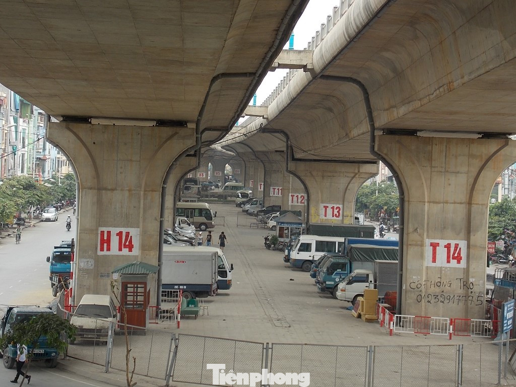 Trông giữ xe tại gầm cầu vượt Vĩnh Tuy.