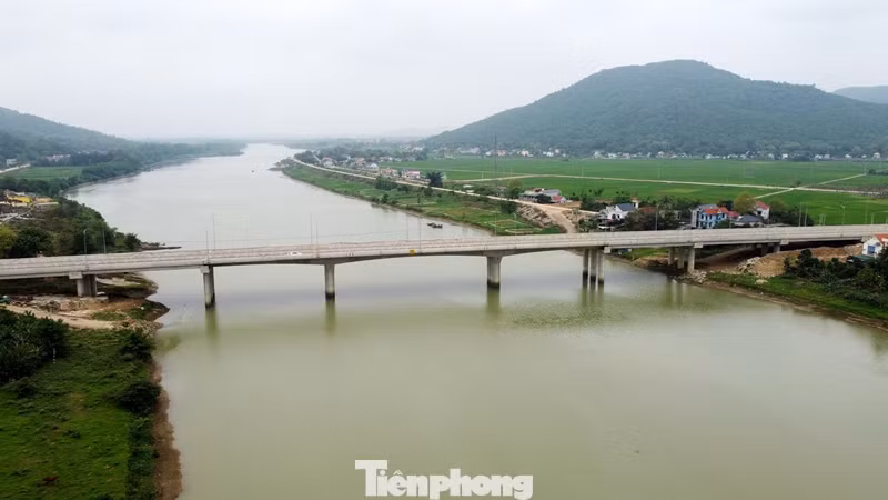 Tuyến còn có 2 cầu bắc qua sông là cầu Vĩnh An (qua sông Mã) và cầu Đọ (qua sông Chu). Tuyến còn có 2 cầu bắc qua sông là cầu Vĩnh An (qua sông Mã) và cầu Đọ (qua sông Chu).