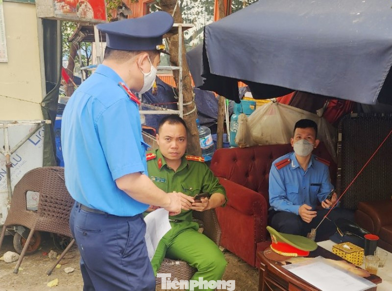 Tổ công tác làm việc tại bãi xe trong khu Linh Đàm sáng 20/4. Tổ công tác làm việc tại bãi xe trong khu Linh Đàm sáng 20/4.