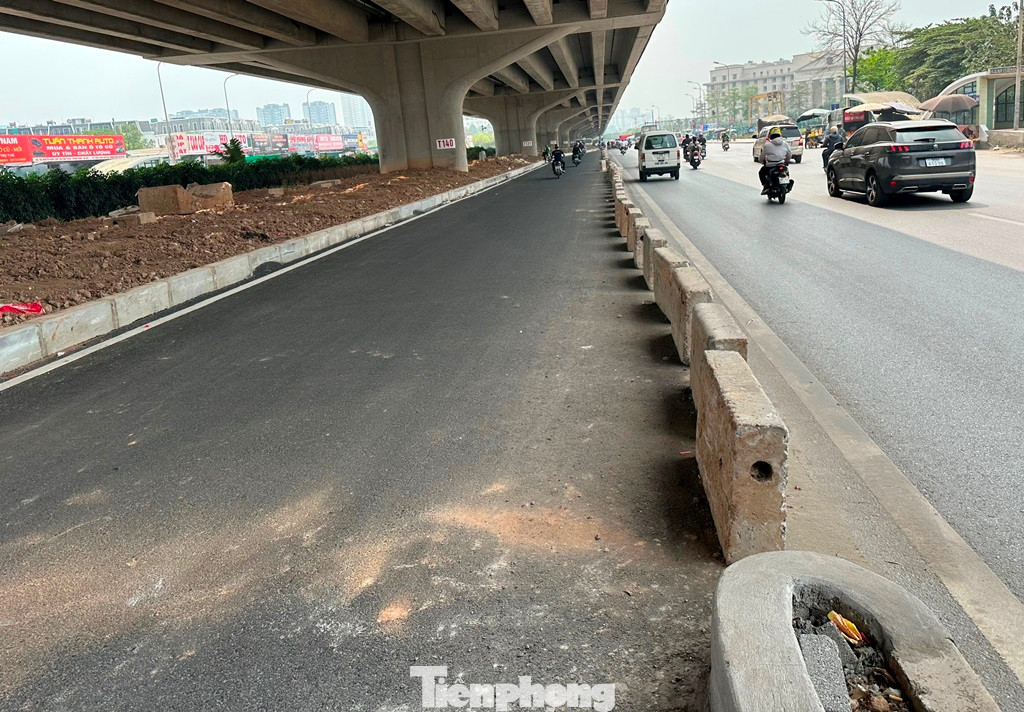 Tại nút giao với đường Chu Văn An cũng đang bị chặn lại Tại nút giao với đường Chu Văn An cũng đang bị chặn lại