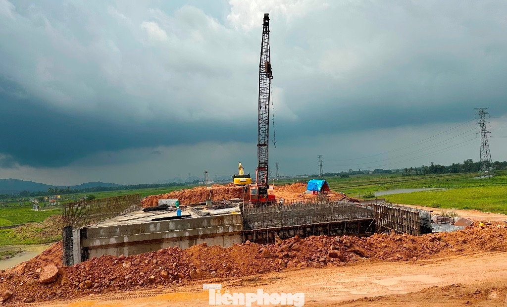 Một đoạn mặt bằng dự án cao tốc QL45 - Nghi Sơn được dỡ tải để xây hầm chui dân sinh. Một đoạn mặt bằng dự án cao tốc QL45 - Nghi Sơn được dỡ tải để xây hầm chui dân sinh.