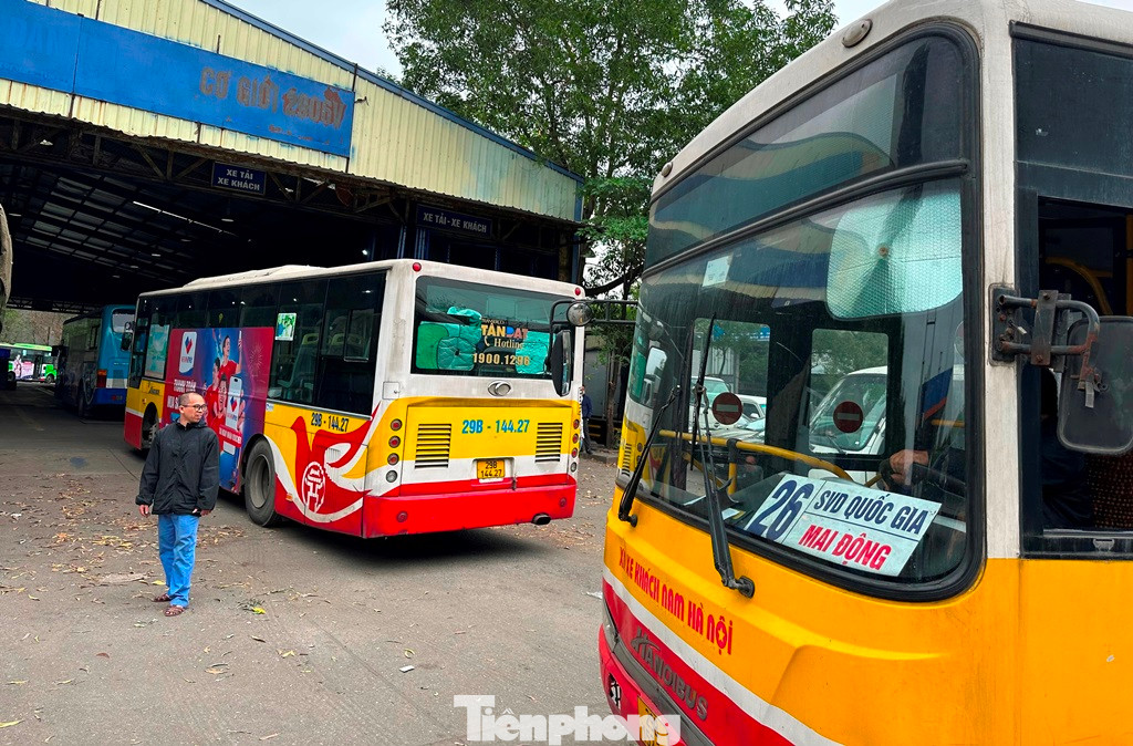 Do Quý I và Quý III hàng năm là thời điểm xe chở khách trong đó có buýt phải thực hiện chu kỳ kiểm định 6 tháng/lần nên hiện số xe buýt phải kiểm định tại 11 đơn vị VTHKCC bằng xe buýt trên địa bàn Hà Nội rất lớn.