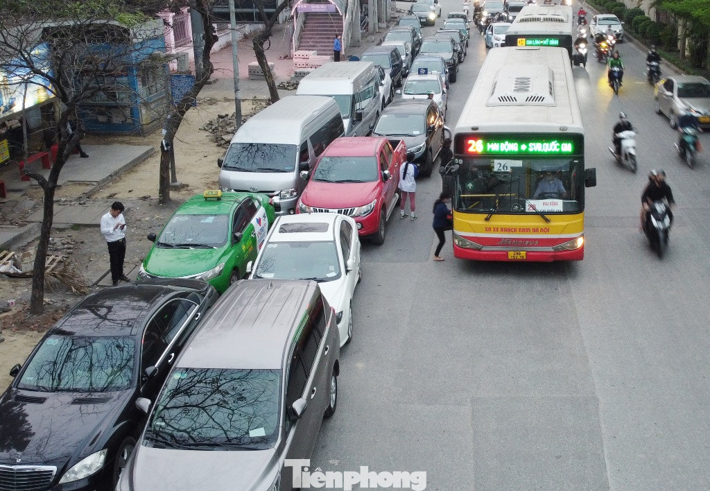 Việc ô tô chờ đăng kiểm xếp đến 2 hàng chờ đăng kiểm cũng làm xe buýt không thể tiếp cận điểm chờ để đón khách trên vỉa hè, khách muốn bắt được xe buýt phải đi ra đứng giữa đường Cầu Giấy. Việc ô tô chờ đăng kiểm xếp đến 2 hàng chờ đăng kiểm cũng làm xe buýt không thể tiếp cận điểm chờ để đón khách trên vỉa hè, khách muốn bắt được xe buýt phải đi ra đứng giữa đường Cầu Giấy.