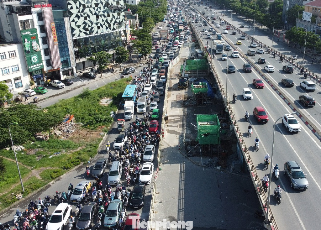 Thời điểm từ 7h30 đến 8h30, phương tiện qua nút Mai Dịch di chuyển nhích từng chút một trên đường.