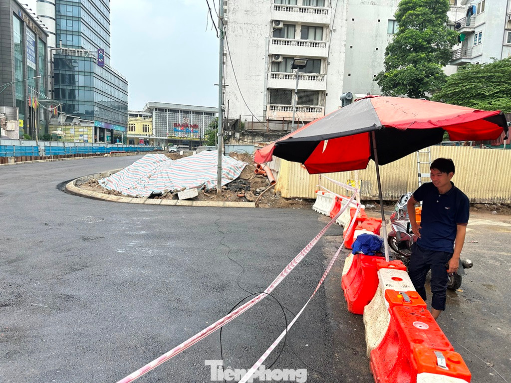 Ban MRB cho biết, dự kiến trong đêm 26/9 sẽ tiến hành thảm lớp cuối. Đồng thời triển khai thi công bó vỉa và hoàn trả vỉa hè, dự kiến ngày 3/10//2023 hoàn thành, sau đó sẽ bàn giao để cơ quan tổ chức giao thông. Ban MRB cho biết, dự kiến trong đêm 26/9 sẽ tiến hành thảm lớp cuối. Đồng thời triển khai thi công bó vỉa và hoàn trả vỉa hè, dự kiến ngày 3/10//2023 hoàn thành, sau đó sẽ bàn giao để cơ quan tổ chức giao thông.