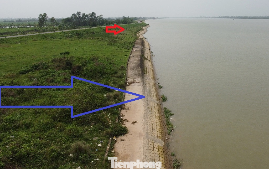 Theo quy định, đê sông Hồng có cấp báo động về nguy cơ bão lũ quan trọng nhất (cấp I). Do vậy tại vị trí chân đê từ 5 đến 20 mét trở ra (mũi tên đỏ), và bãi sông (hành lang thoát lũ) sát mép nước (mũi tên xanh) không được lấn chiếm, xây dựng công trình nhà cửa.