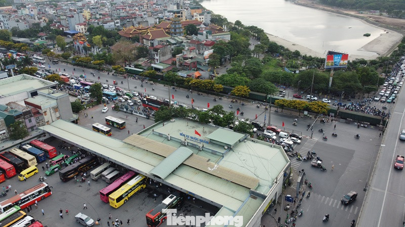 Trong chiều và sáng 29/4, nhiều tuyến đường qua các bến xe và hướng ra cửa ngõ tiếp tục ùn tắc kéo dài.
