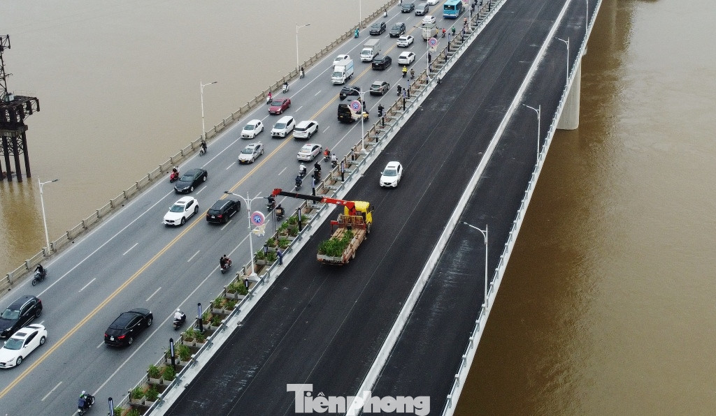 Lắp đặt hệ thống biển báo, đèn chiếu sáng cho cầu Vĩnh Tuy 2.