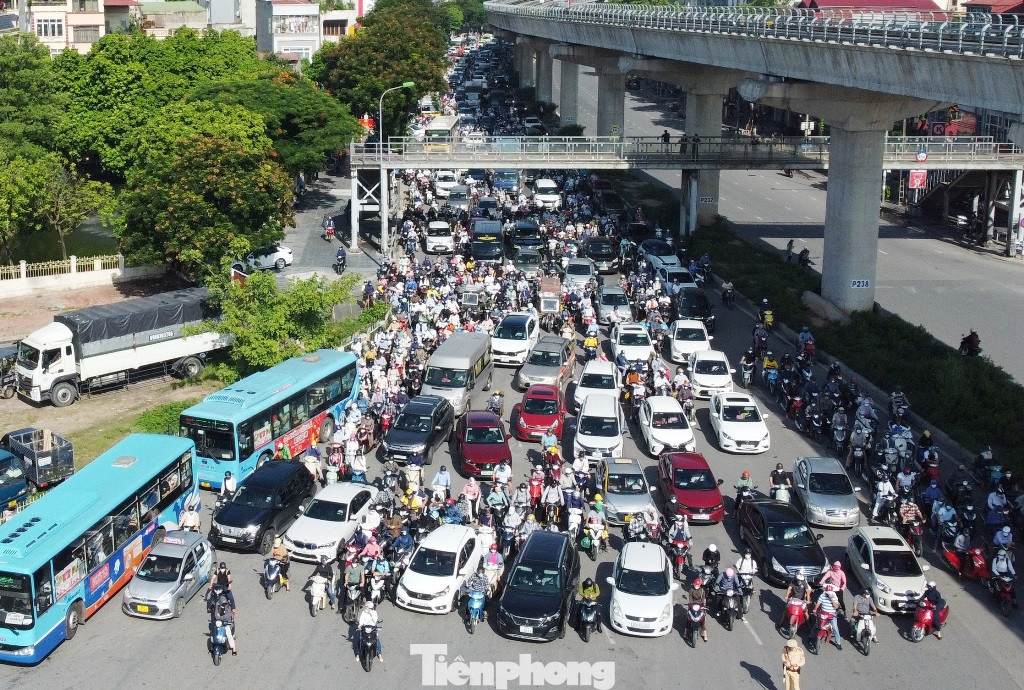 Với hướng Hồ Tùng Mậu sáng nay, ùn tắc kéo dài đến gần cầu Diễn.