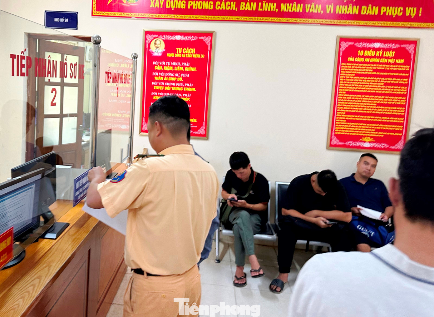 Thiếu tá Tạ Quang Minh, Tổ trưởng Cơ sở đăng ký xe số 2 (đường Láng), Đội Đăng ký xe, Phòng CSGT Hà Nội (PC08) cho biết, trung bình hiện mỗi ngày cơ sở tiếp nhận giải quyết từ 60 đến 70 hồ sơ ô tô. Tuy nhiên, trong số này có từ 30 đến 40 hồ sơ (khoảng 60%) là làm thủ tục chuyển quyền sử dụng, sang tên chính chủ.