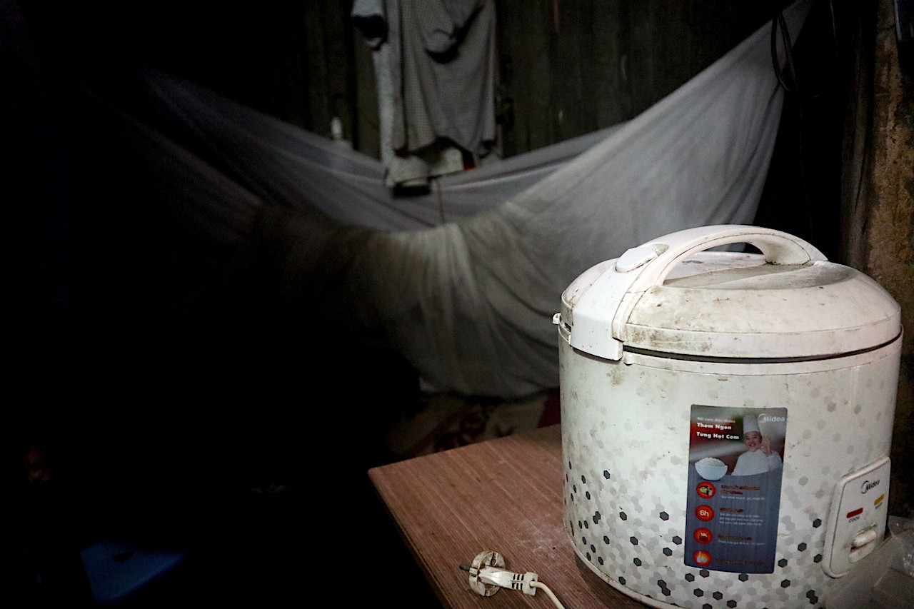 Góc nghỉ ngơi tối tăm và ẩm thấp mà người dân sinh hoạt hàng ngày.
