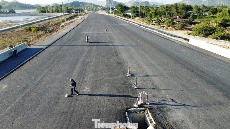 Toàn bộ cao tốc Nghi Sơn - Diễn Châu có chiều dài 50 km và 4 nút giao lên xuống (kể cả nút giao đầu tuyến tại Nghi Sơn)
