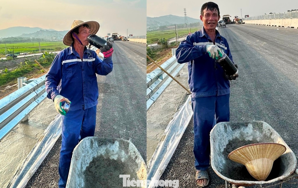 Trên công trường dự án trưa ngày 18/8, anh Nguyễn Văn Lợi, xã Tế Nông, huyện Nông Cống (Thanh Hóa) thi công tại gói thầu XL01 cho biết, mặc dù thi công trên công trường dự án thời tiết nắng nóng cả ngày, nhưng vì mục tiêu và vai trò quan trọng của dự án, anh và nhiều công nhân khác đang "cùng ăn, cùng ở" tại hiện trường nhiều tháng qua, ngoài ra còn đăng ký làm thêm giờ.