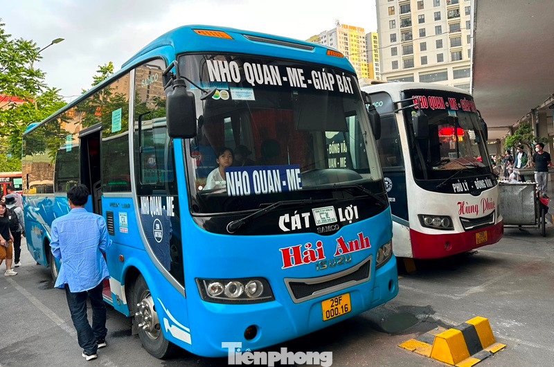Theo ghi nhận, đến cuối giờ ngày hôm qua các bến xe Giáp Bát, Mỹ Đình, Gia Lâm đã có 45.700 hành khách ra bến bắt xe đi về các tỉnh, thành trong cả nước, so với ngày thường tăng 421%