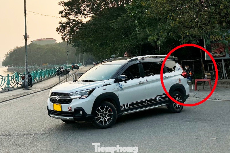 Thậm chí tại các điểm trông xe chiếm vỉa hè, lòng đường ở phố Đặng Thai Mai, nhân viên bãi xe ở đây có đeo băng đỏ (vòng tròn) còn dùng hàng rào barie sắt chắn ngang đường ven hồ Tây (phố Quảng An), sau đó ép các xe phải vào bãi gửi mặc dù nhiều xe đang đi trên đường ven hồ không có nhu cầu vào phủ.