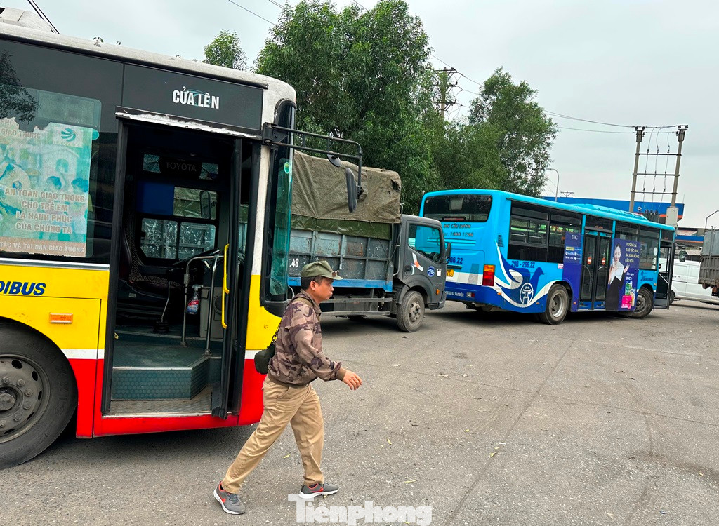 Để được đăng kiểm “tốp” xe trong ngày 13/3 tại TTĐK 2906V - đường 70, đại diện Xí nghiệp xe buýt Cầu Bươu có mặt tại đây ngày 13/3 cho biết, các tài xế của đơn vị đã đưa xe đến xếp hàng từ hơn 1 ngày trước đó.