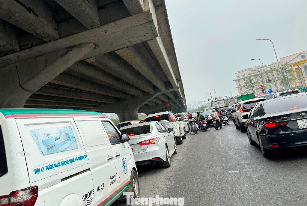 Ùn tắc kéo dài trên đường Nguyễn Xiển trong sáng nay (21/3) và những giờ cao điểm khác tại đoạn đi qua công trường dự án thi công. Ùn tắc kéo dài trên đường Nguyễn Xiển trong sáng nay (21/3) và những giờ cao điểm khác tại đoạn đi qua công trường dự án thi công.