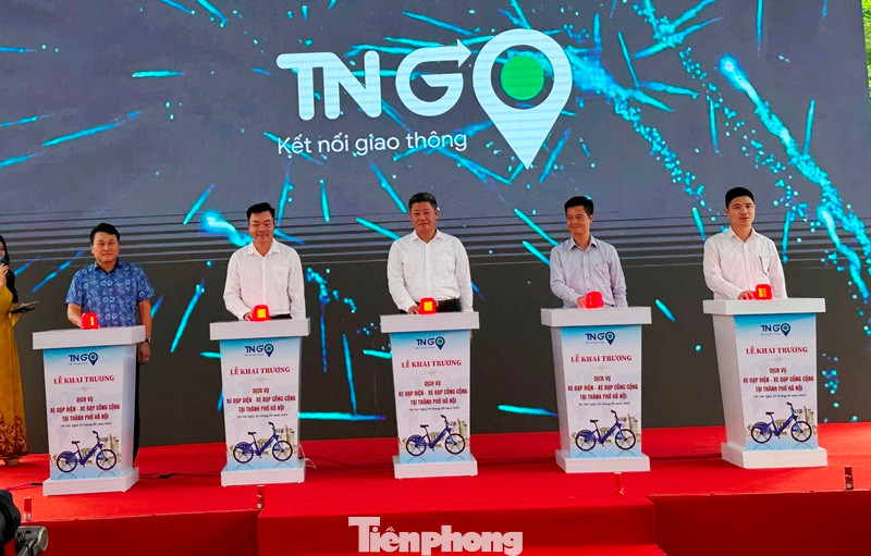 Lãnh đạo UBND thành phố Hà Nội, Sở GTVT, lãnh đạo Cty Tập đoàn Trí Nam và khách mời "ấn nút" khai trương dịch vụ xe đạp công cộng. Ảnh: Anh Trọng