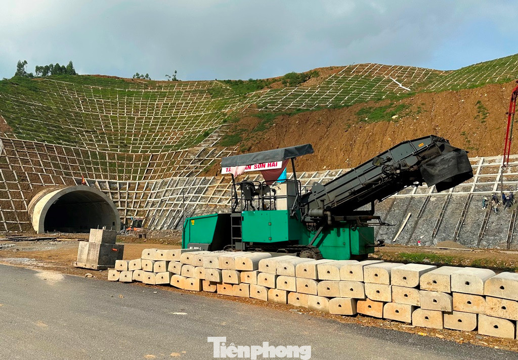 Các hạng mục đang tiếp tục gấp rút thi công là lát gạch vỉa hè, thi công sơn vỏ hầm, sơn kẻ đường… Các hạng mục đang tiếp tục gấp rút thi công là lát gạch vỉa hè, thi công sơn vỏ hầm, sơn kẻ đường…