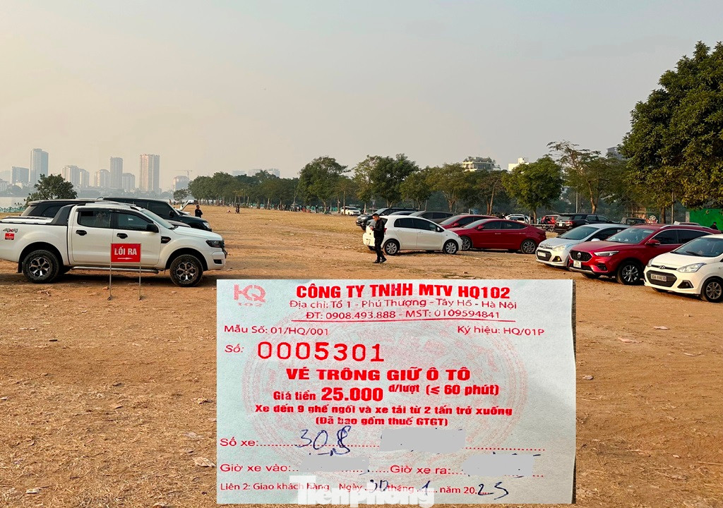 Bãi xe ô tô tại Phủ Tây Hồ được UBND quận Tây Hồ cấp phép nhưng vẫn xảy ra chặt chém giá khi vé ghi 25.000 đồng/lượt nhưng bãi xe của Cty TNHH MTV HQ102 thu 50.000 đồng/lượt. Bãi xe ô tô tại Phủ Tây Hồ được UBND quận Tây Hồ cấp phép nhưng vẫn xảy ra chặt chém giá khi vé ghi 25.000 đồng/lượt nhưng bãi xe của Cty TNHH MTV HQ102 thu 50.000 đồng/lượt.
