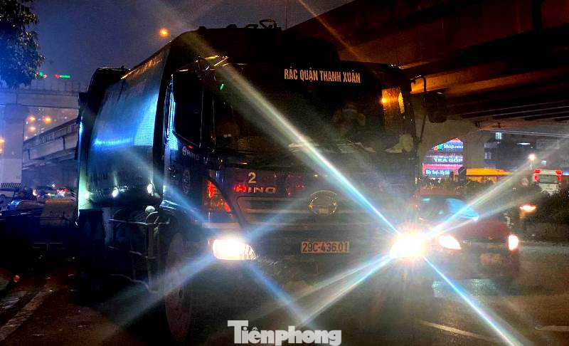 Xe rác BKS 29C-43601 hoạt động vào buổi chiều tại ngã tư Khuất Duy Tiến - Nguyễn Trãi nhiều ngày qua. Xe rác BKS 29C-43601 hoạt động vào buổi chiều tại ngã tư Khuất Duy Tiến - Nguyễn Trãi nhiều ngày qua.