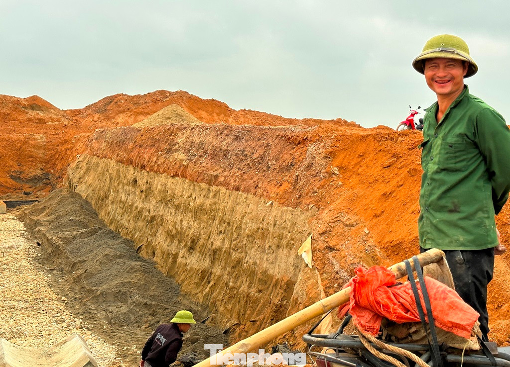Một đoạn mặt bằng cao tốc đi qua Thanh Hóa vừa được công nhân dỡ tải để xây hầm chui phục vụ dân sinh.