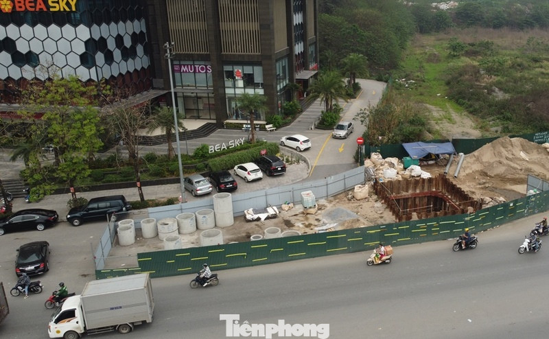 Công trường dự án còn chặn ngõ ra vào nhiều khu dân cư, tòa nhà cao tầng.