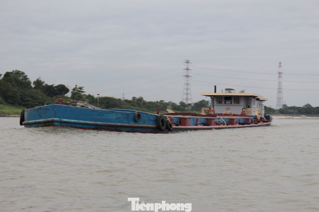 Trong chiều 13/5, Đội Cảnh sát đường thủy đã dùng xuồng máy kiểm tra, nhắc nhở hàng chục tàu lưu thông trên sông Hồng. Với 5 trường hợp cảnh sát lên tận tàu kiểm tra thì phát hiện 4/5 tàu (tương đương 80%) vi phạm chở quá tải trọng, thiếu giấy tờ hoạt động, 2 tàu bị đình tài và phải đưa phương tiện về bãi tạm giữ. Trong chiều 13/5, Đội Cảnh sát đường thủy đã dùng xuồng máy kiểm tra, nhắc nhở hàng chục tàu lưu thông trên sông Hồng. Với 5 trường hợp cảnh sát lên tận tàu kiểm tra thì phát hiện 4/5 tàu (tương đương 80%) vi phạm chở quá tải trọng, thiếu giấy tờ hoạt động, 2 tàu bị đình tài và phải đưa phương tiện về bãi tạm giữ.