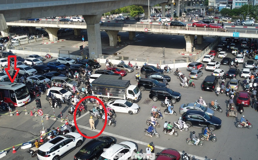 Cùng với đó lãnh đạo Đội CSGT số 6 cũng cho biết, việc cấm xe khách kế hoạch tổ chức giao thông không đề cập đến cấm xe 29 chỗ qua nút, do vậy CSGT đang gặp khó khăn khi ngăn chặn xe này đi bên dưới cầu vượt.