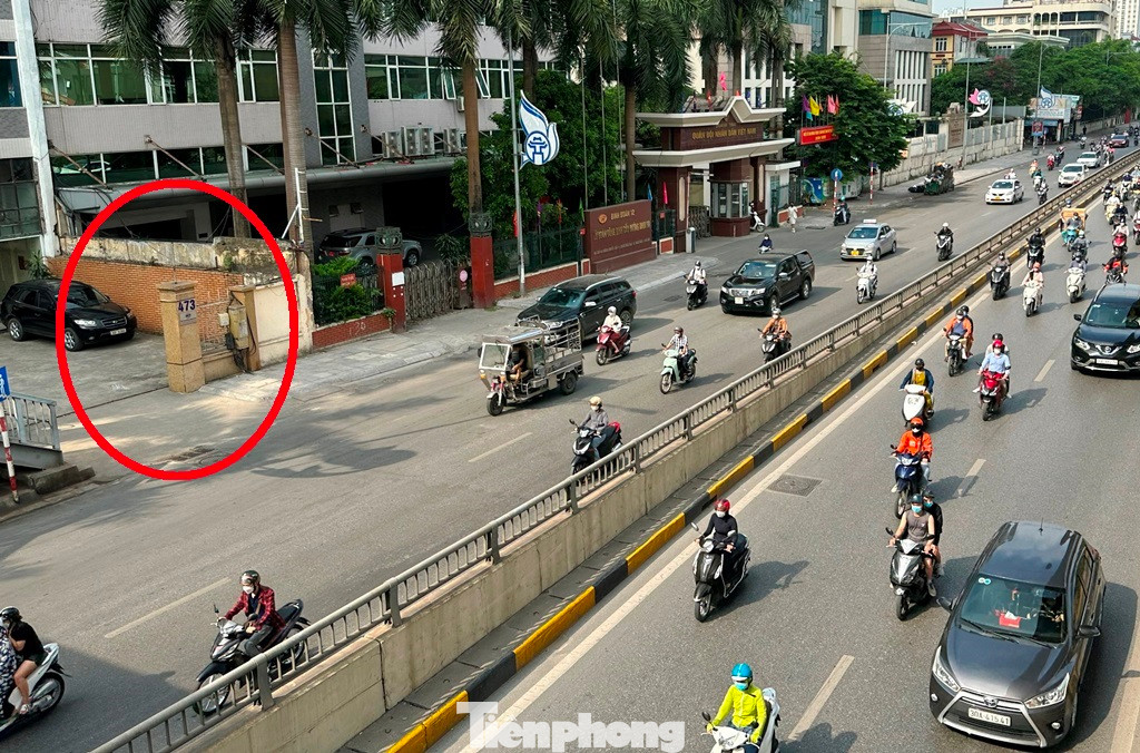 Vị trí trước các số nhà từ 473 đến 475 - khu vực sẽ dựng hàng rào lô cốt số 6 trên đường Nguyễn Trãi. Vị trí trước các số nhà từ 473 đến 475 - khu vực sẽ dựng hàng rào lô cốt số 6 trên đường Nguyễn Trãi.