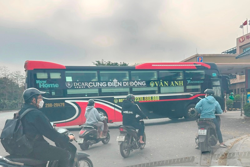 Hầu hết xe Vân Anh đón trả khách tại 2 đầu bến lậu trên đều được Sở GTVT Thanh Hóa, Sở GTVT Hà Nội cấp phép, chấp thuận cho hoạt động tại bến xe khách liên tỉnh, nhưng tất cả các xe này đã bỏ ra ngoài chạy 'dù' 5 tháng nay. Theo quy định đã phải cắt nốt, thu hồi giấy phép, song cơ chức năng của Thanh Hóa và Hà Nội dường như đang 'chuyền bóng' cho nhau. Hầu hết xe Vân Anh đón trả khách tại 2 đầu bến lậu trên đều được Sở GTVT Thanh Hóa, Sở GTVT Hà Nội cấp phép, chấp thuận cho hoạt động tại bến xe khách liên tỉnh, nhưng tất cả các xe này đã bỏ ra ngoài chạy 'dù' 5 tháng nay. Theo quy định đã phải cắt nốt, thu hồi giấy phép, song cơ chức năng của Thanh Hóa và Hà Nội dường như đang 'chuyền bóng' cho nhau.