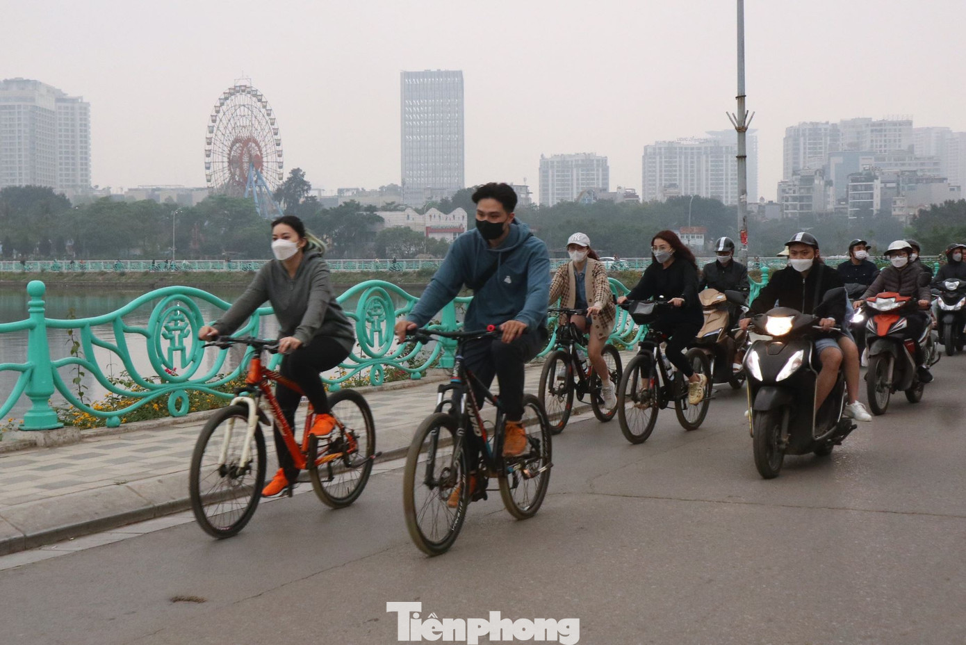 Giá thuê xe phổ biến tại hồ Tây dao động trong khoảng 30.000 - 120.000 đồng/xe/lượt. Cụ thể, giá thuê xe là 30.000 đồng/xe/3 tiếng, riêng cuối tuần, mức giá sẽ tăng lên từ 40.000 - 50.000 đồng/xe/3 tiếng.