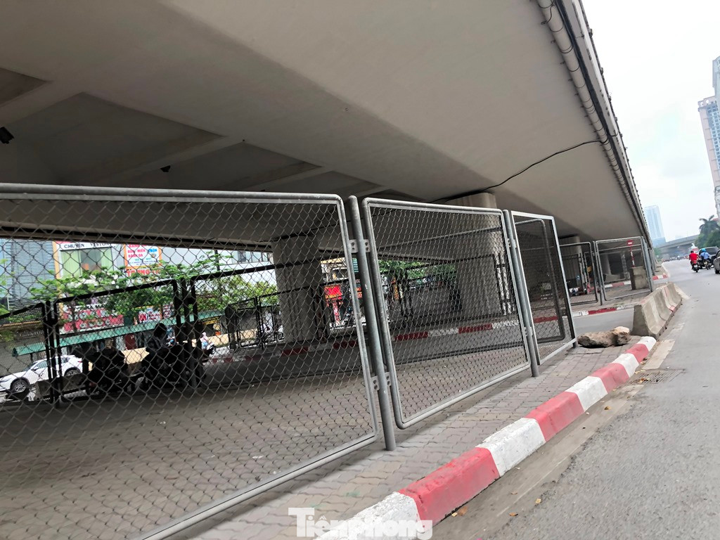 Trước tình trạng gầm cầu vượt là nơi xả rác, tụ tập của nhiều đối tượng xã hội về đêm, thời gian gần đây các đơn vị quản lý đã chi tiền ngân sách dựng hàng rào quây bốn xung quanh.