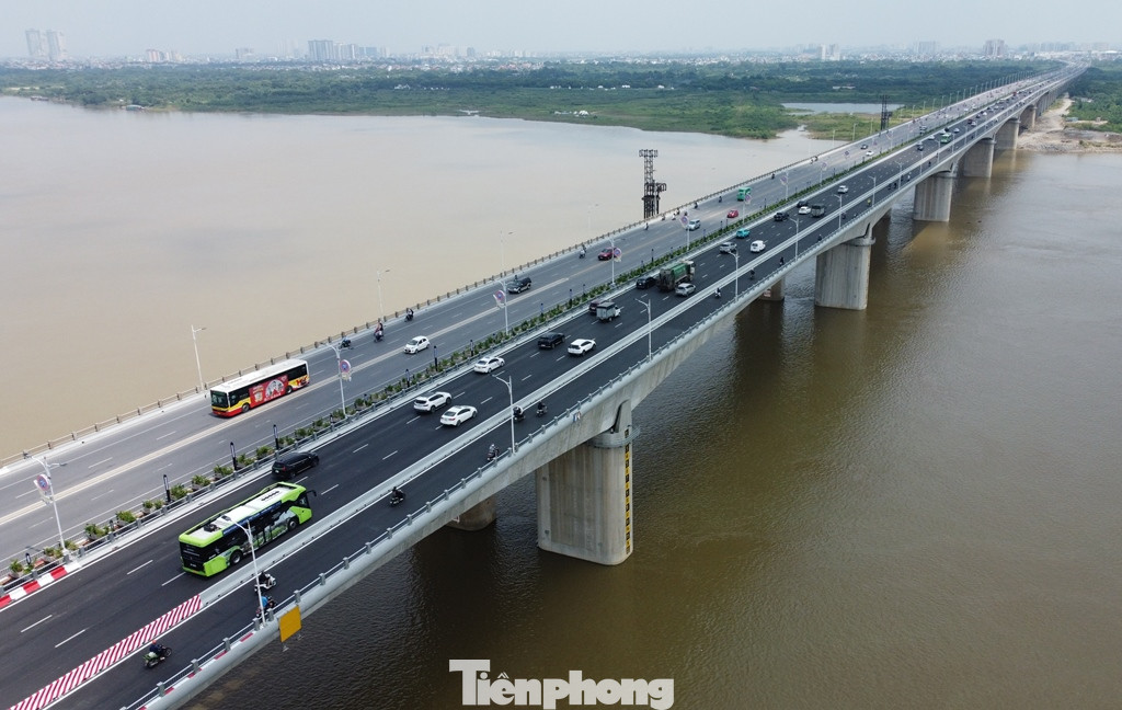 Phương án tổ chức giao thông chưa phù hợp với thực trạng cầu Vĩnh Tuy mới và sự chậm trễ trễ điều chỉnh lại các biển báo, vạch kẻ sơn trên cầu Vĩnh Tuy cũ (giai đoạn 1) đang khiến cầu Vĩnh Tuy được hoàn thiện cả hai giai đoạn chưa phát huy hết hiệu quả đầu tư cũng như mang lại sự thuận tiện nhất cho phương tiện tham gia giao thông. Phương án tổ chức giao thông chưa phù hợp với thực trạng cầu Vĩnh Tuy mới và sự chậm trễ trễ điều chỉnh lại các biển báo, vạch kẻ sơn trên cầu Vĩnh Tuy cũ (giai đoạn 1) đang khiến cầu Vĩnh Tuy được hoàn thiện cả hai giai đoạn chưa phát huy hết hiệu quả đầu tư cũng như mang lại sự thuận tiện nhất cho phương tiện tham gia giao thông.