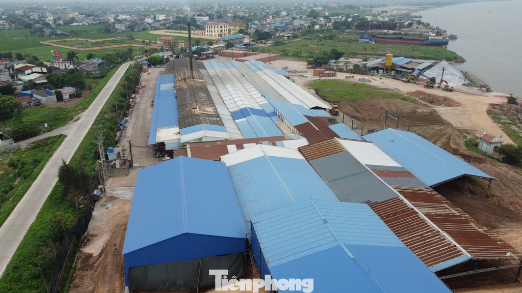 Tương tự, bờ đê và hành lang thoát lũ sông Hồng đoạn qua thị trấn Ngô Đồng, huyện Giao Thủy (Nam Định) còn bị lấn chiếm cả héc-ta để xây nhà xưởng.