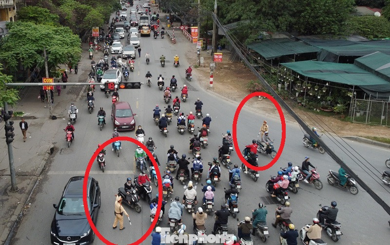 Tại đây CSGT luôn duy trì 1 tổ công tác điều tiết giao thông, nhưng do lượng phương tiện đổ về lớn, dẫn đến thường xuyên ùn ứ, đi lại khó khăn.