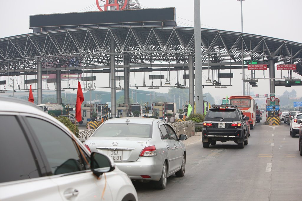 Nhiều vị trí ùn ứ, phương tiện di chuyển chậm trong đó có trạm thu phí Pháp Vân - Cầu Giẽ.