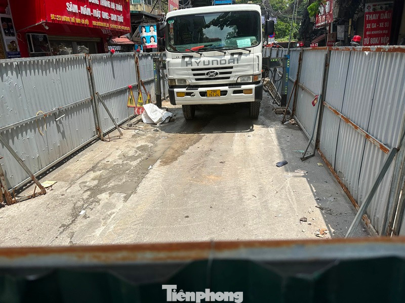 Bên trong lô cốt cũng đang vắng công nhân, công trường này cũng thi công chậm và từng hết phép, sau đó đã được Sở GTVT Hà Nội cấp lại.