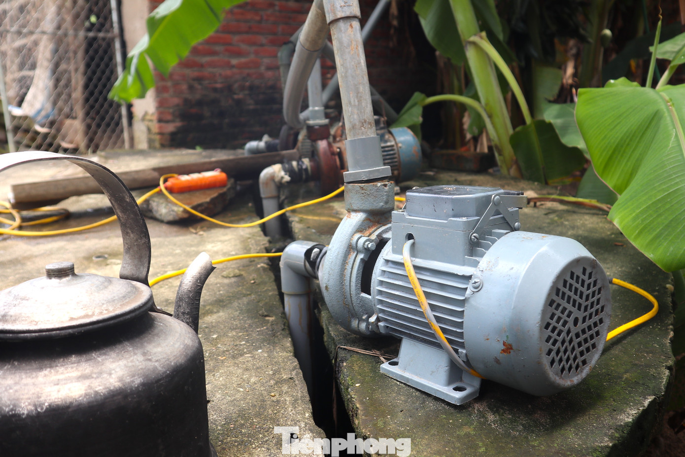 Các giếng khoan hiếm hoi còn nước tại xã được bơm rút hoạt động hết công suất, mỗi giếng cũng chỉ lấy được 4,5 xe nước/ngày. Các giếng khoan hiếm hoi còn nước tại xã được bơm rút hoạt động hết công suất, mỗi giếng cũng chỉ lấy được 4,5 xe nước/ngày.