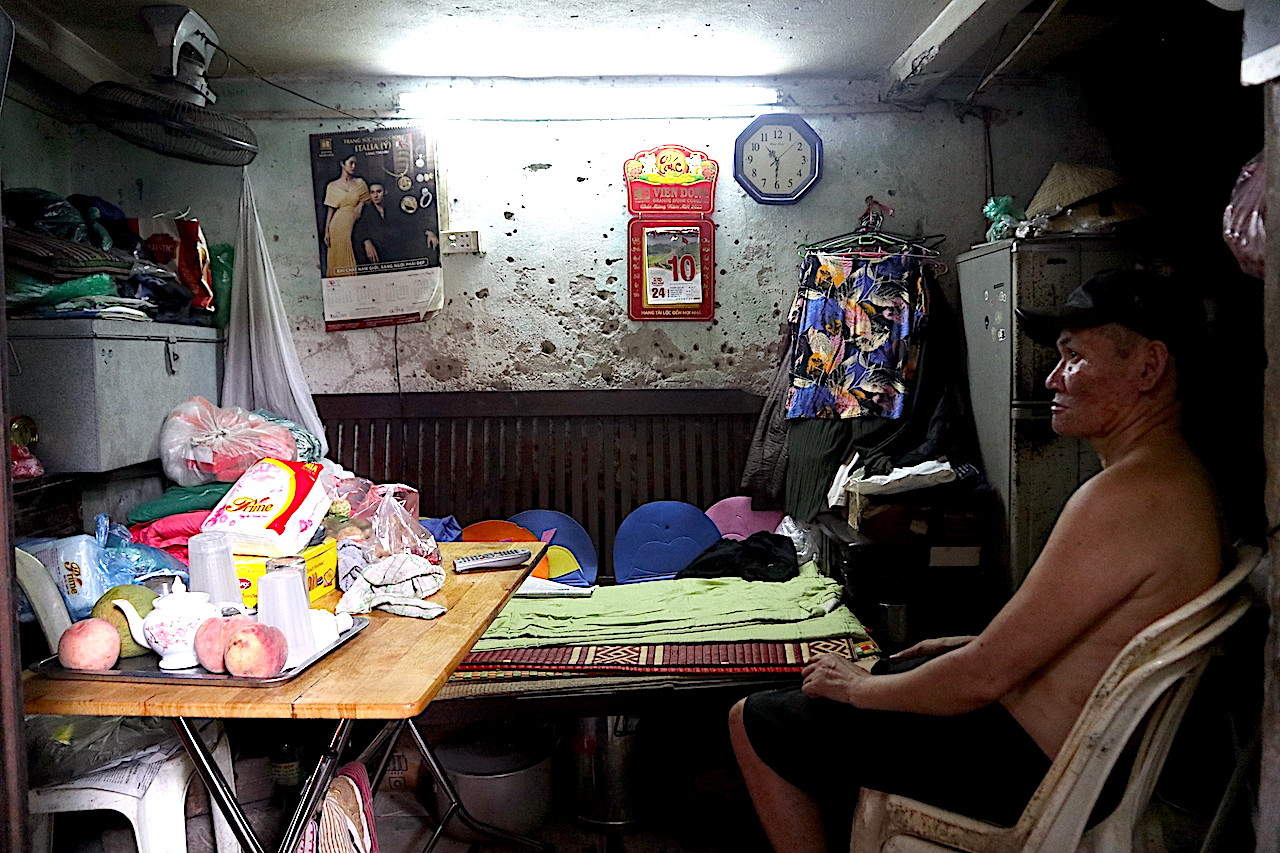 Vật dụng trong gia đình không có gì giá trị ngoài cái ti vi nhỏ và chiếc tủ lạnh gỉ sét từ lâu.