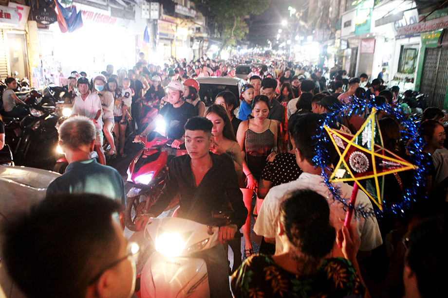 Lễ hội Trung thu phố cổ Hà Nội đang diễn ra trên đường nhiều năm nay.