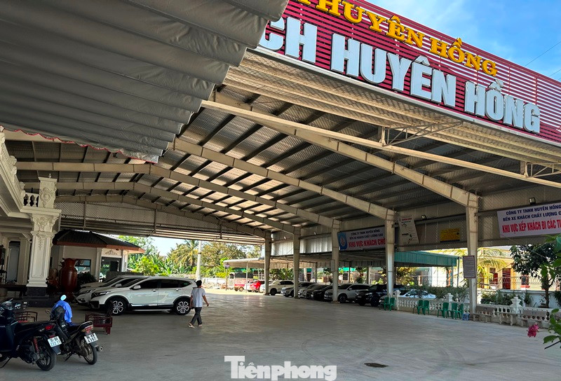 Tại thời điểm lãnh đạo huyện Triệu Sơn kiểm tra chiều 2/6, bến xe Huyên Hồng không có xe khách hoạt động. Tại thời điểm lãnh đạo huyện Triệu Sơn kiểm tra chiều 2/6, bến xe Huyên Hồng không có xe khách hoạt động.