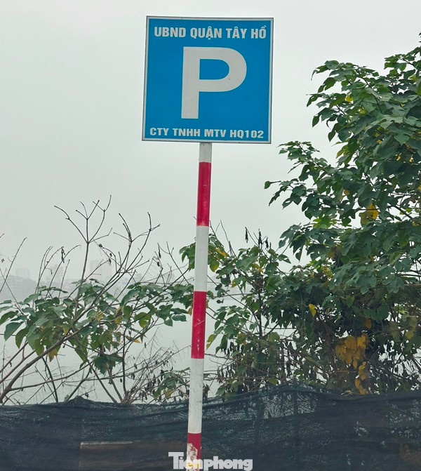 Sự việc xảy ra khi lãnh đạo UBND thành phố Hà Nội đã có văn bản yêu cầu các sở ngành, quận huyện ra quân chấn chỉnh, xử lý tình trạng chặt chém giá, gian lận diện tích trong trông giữ xe hơn nửa tháng nay. Ảnh chụp cột biển báo trông xe ô tô tại bãi đất trống phủ Tây Hồ đã hết phép cả tháng nay, nhưng biển báo và bãi trông xe giá cao vẫn tồn tại, .