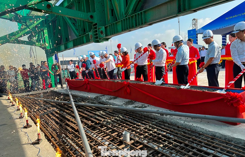 Lãnh đạo thành phố Hà Nội, các sở ngành và chủ đầu tư, nhà thầu xúc bê tông hợp long cầu Vĩnh Tuy. Ảnh: T.Đảng
