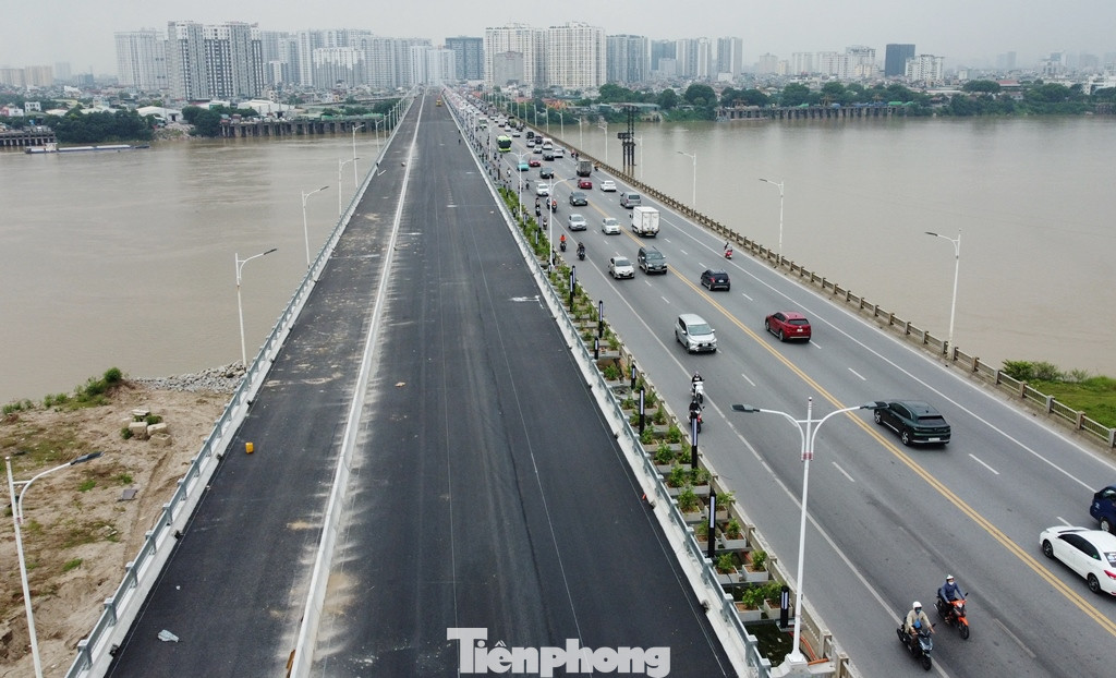 Sau hơn 2 năm thi công, cuối tuần qua, cầu Vĩnh Tuy 2 đã thảm xong bê tông nhựa mặt cầu cuối cùng tại gói thầu số 1 (XL01, Tổng Cty Vinaconex thi công), hoàn thành công việc xây lắp.